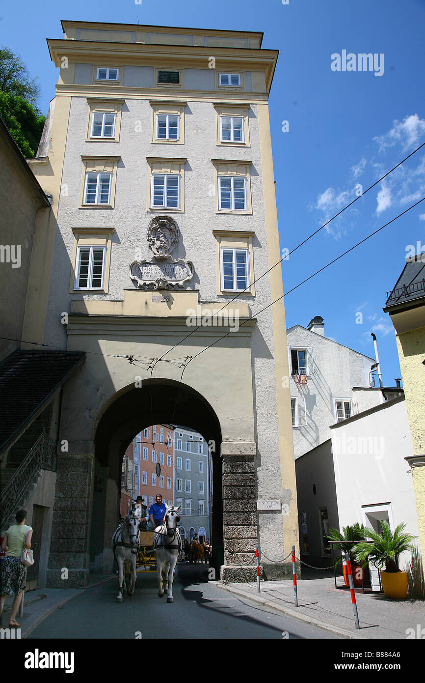 GEWÖLBTE Gebäude Pferd CARRAIGE SALZBURG Österreich SALZBURG Österreich 28. Juni 2008 Stockfoto