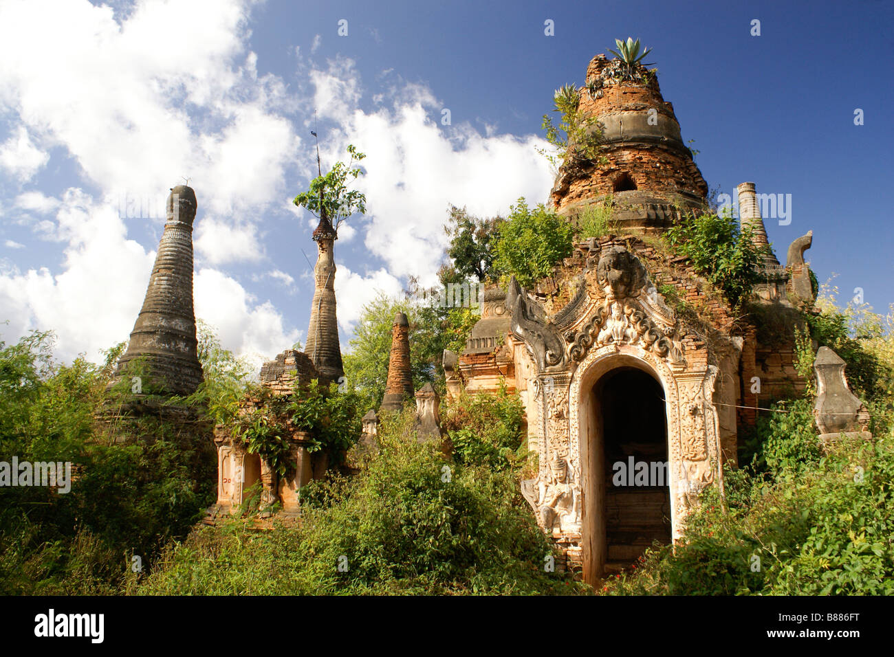 Überwucherten Ruinen von Pagoden, In Dein Inle-See, Myanmar (Burma) Stockfoto
