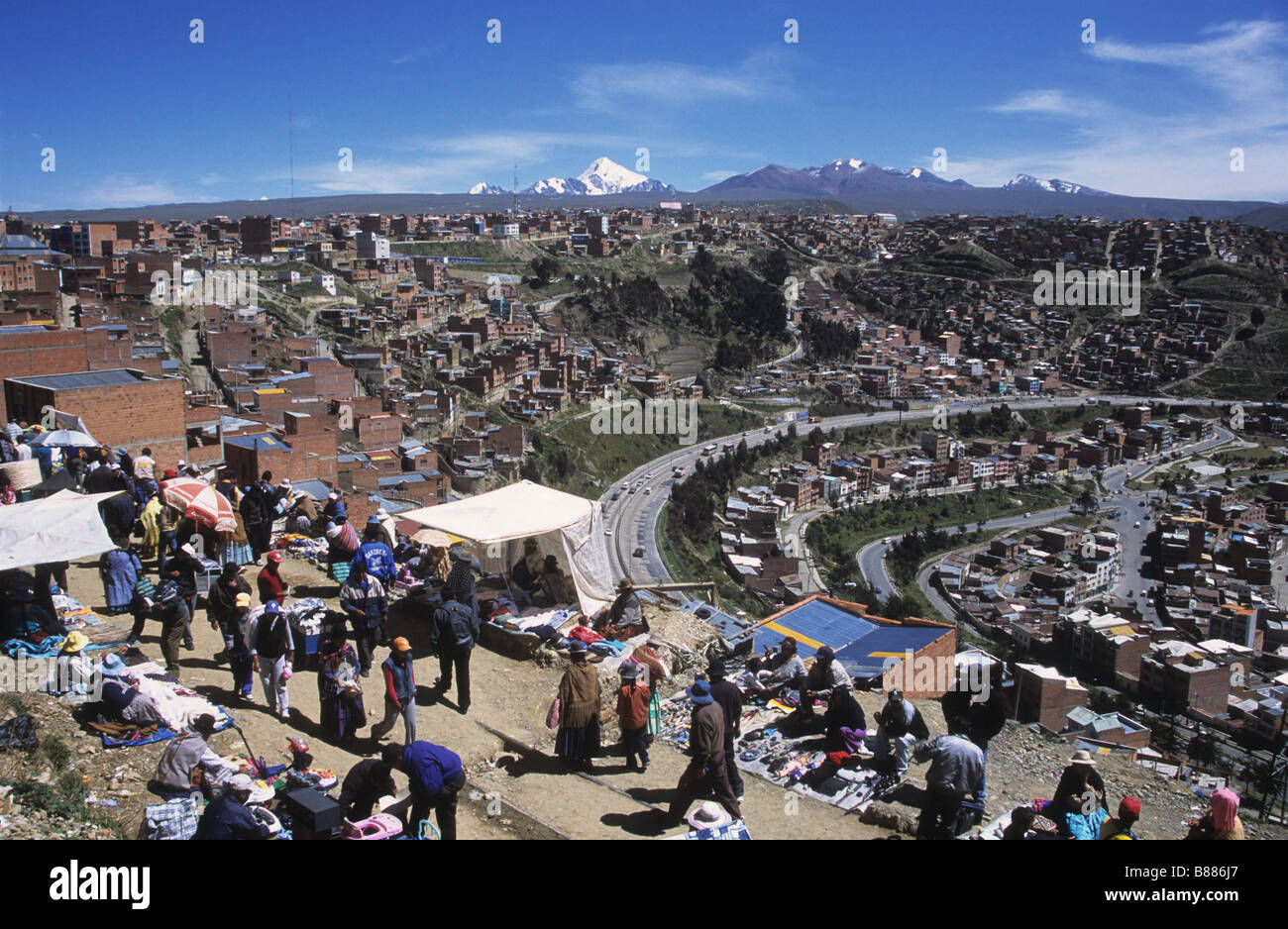 Markttag in El Alto, Mt Huayna Potosi (Mitte) und Mt Chacaltaya (R) im Hintergrund, La Paz, Bolivien Stockfoto