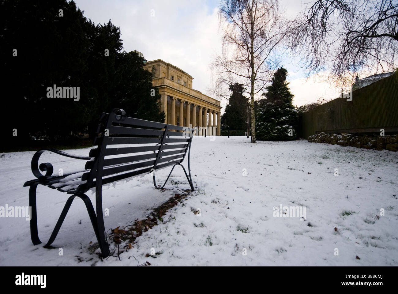 Pittville Pump Room im Schnee in Cheltenham Stockfoto