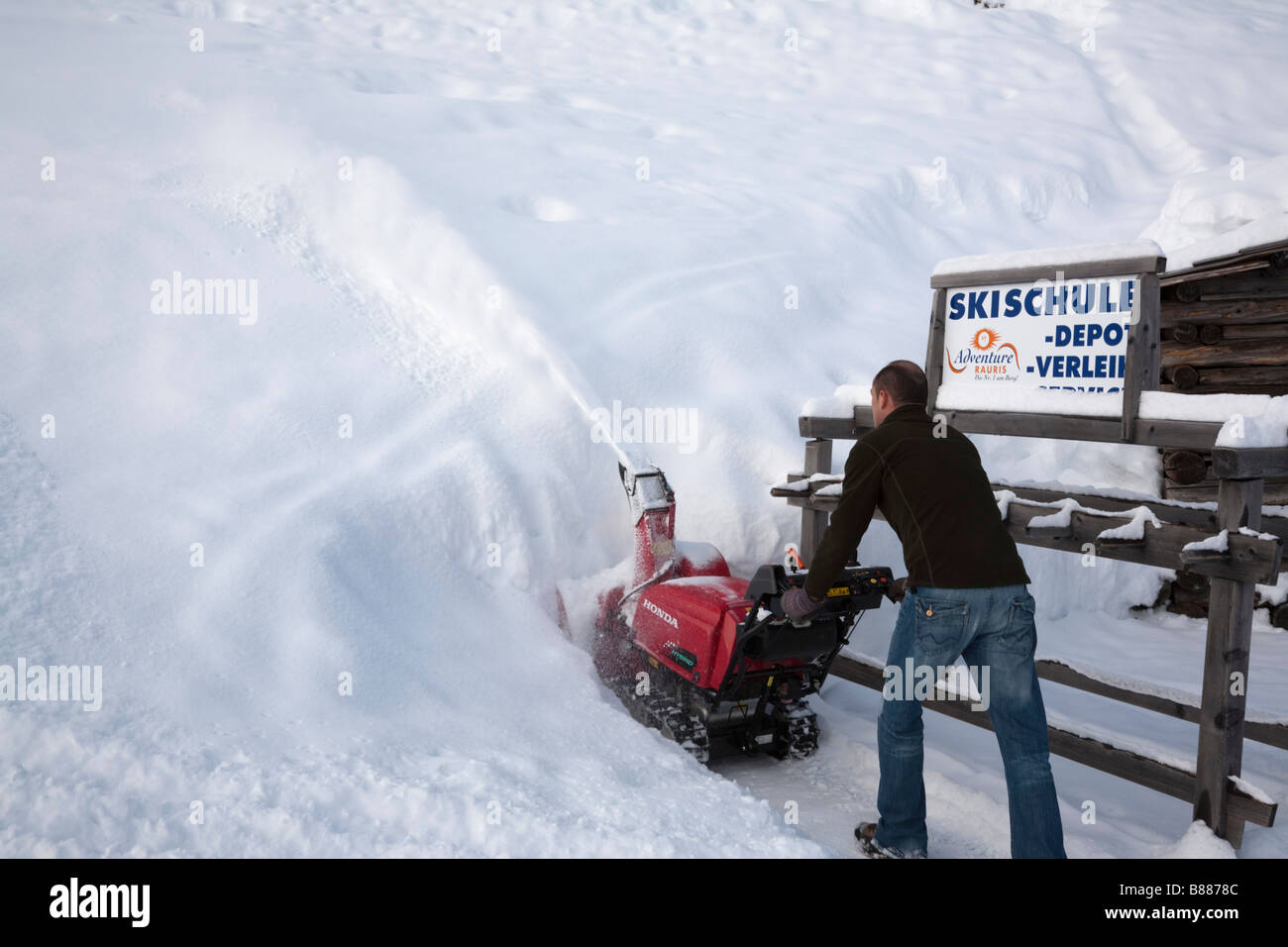 Rauris Österreich Europa Mann Clearing mit frischem Powder Schnee verfolgt Honda Hybrid-Schneefräse Stockfoto