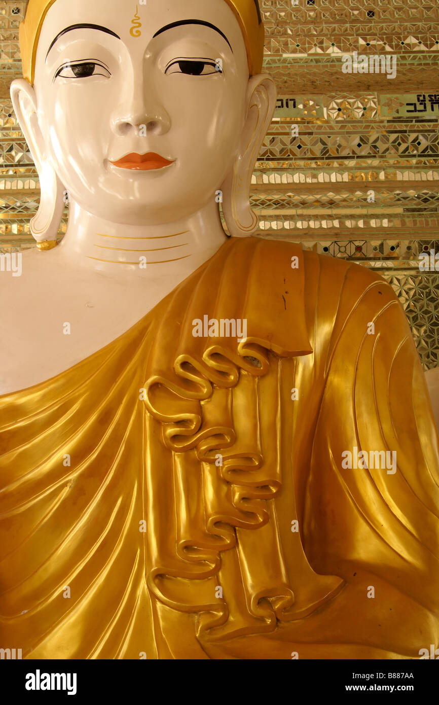 Buddha-Statue an der Shwedagon-Pagode in Yangon (Rangoon), Myanmar (Burma) Stockfoto