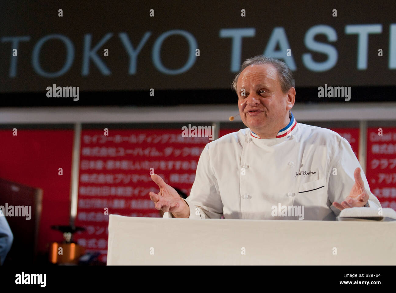 Chefkoch Joel Robuchon gibt einen Vortrag und Demonstration am Tokyo Geschmack: The World Summit of Gastronomie 2009, 10. Februar 2009, Tokio. Stockfoto