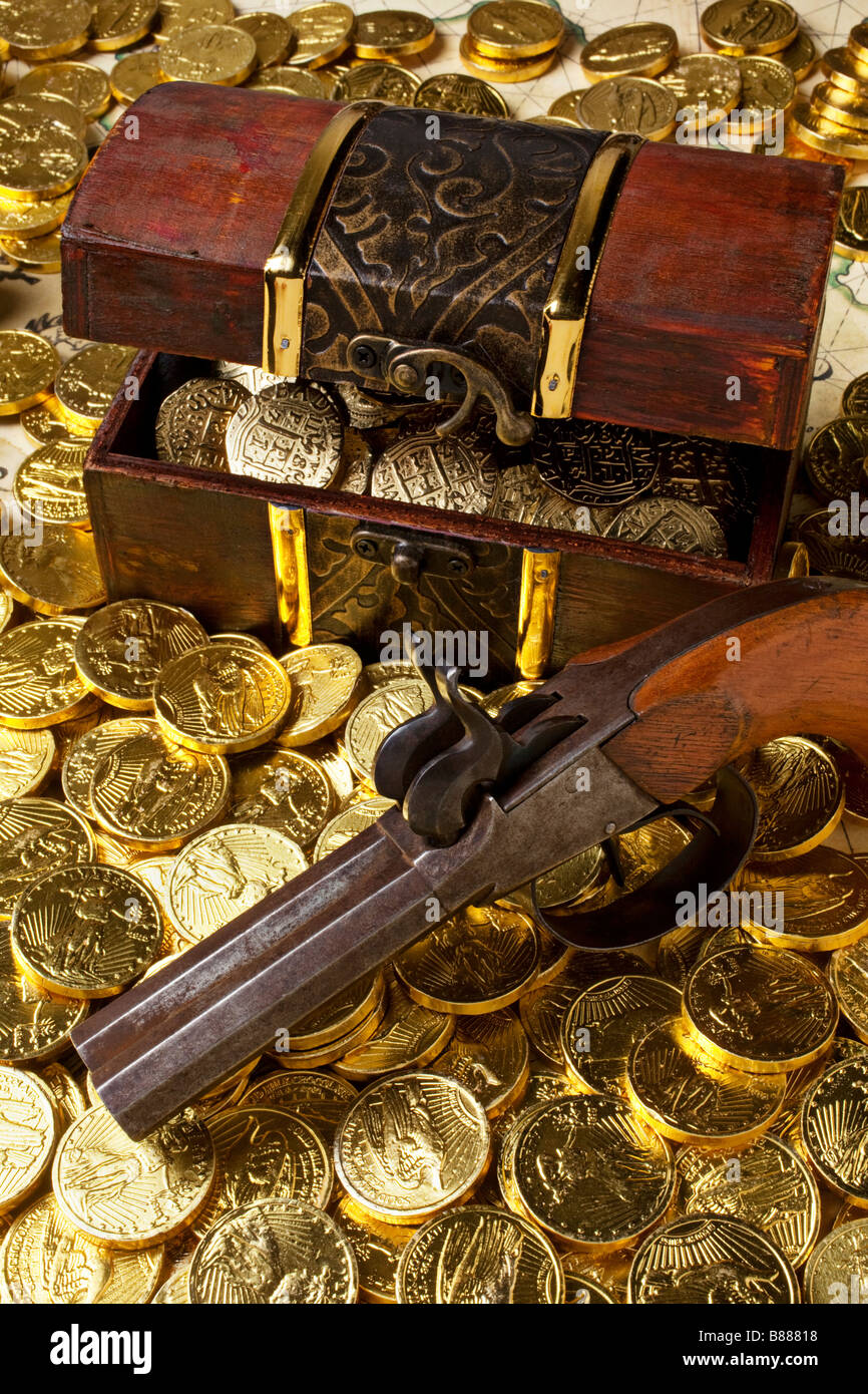 Schatz Brust gold Münzen und Pistole Stockfoto