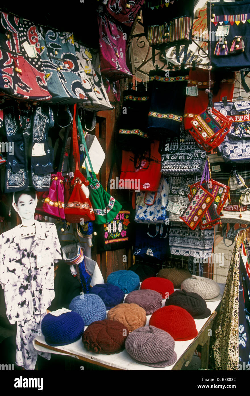 Hüte, Souvenirs, Handtaschen, Markt, Einkaufen, Shop, Store, Dali, Yunnan, China, Asien Stockfoto