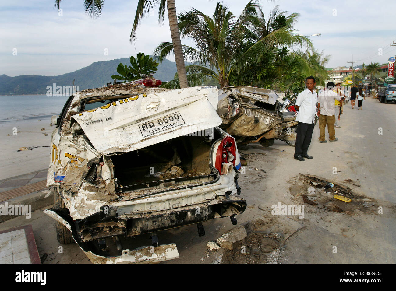 Schutt und Fahrzeuge säumen die Straßen nach dem 26. Dezember 2004 Patong Beach auf der Insel Phuket, Thailand Tsunami. Stockfoto