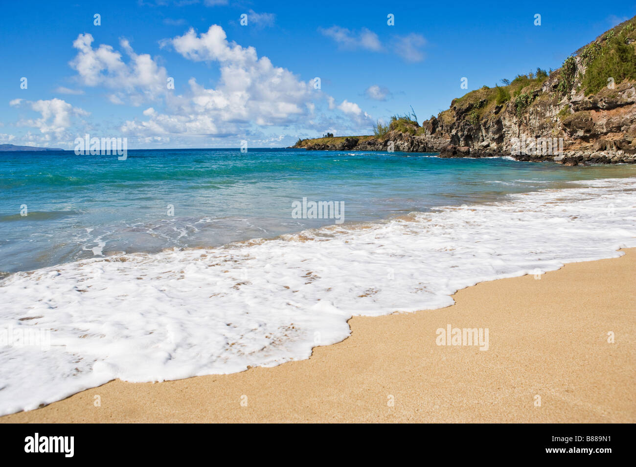 Wellen brechen sich am Schlachthof Strand Insel mit Blick auf Molule, ia Bay und Moloka'i am fernen Horizont Nordwesten Maui Hawai Stockfoto