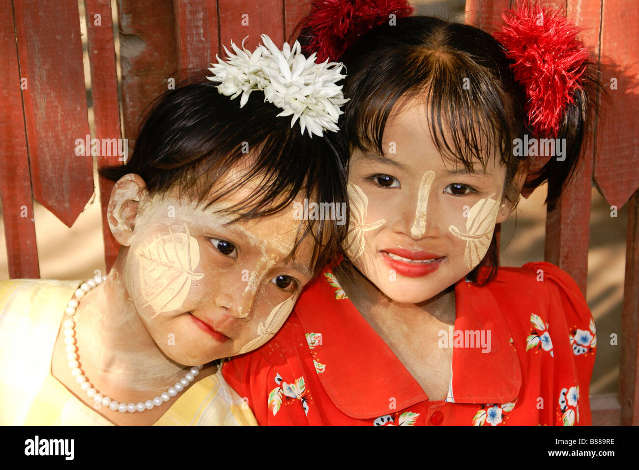 Junge Mädchen mit Thanaka auf Gesicht, Mandalay, Myanmar (Burma) Stockfoto