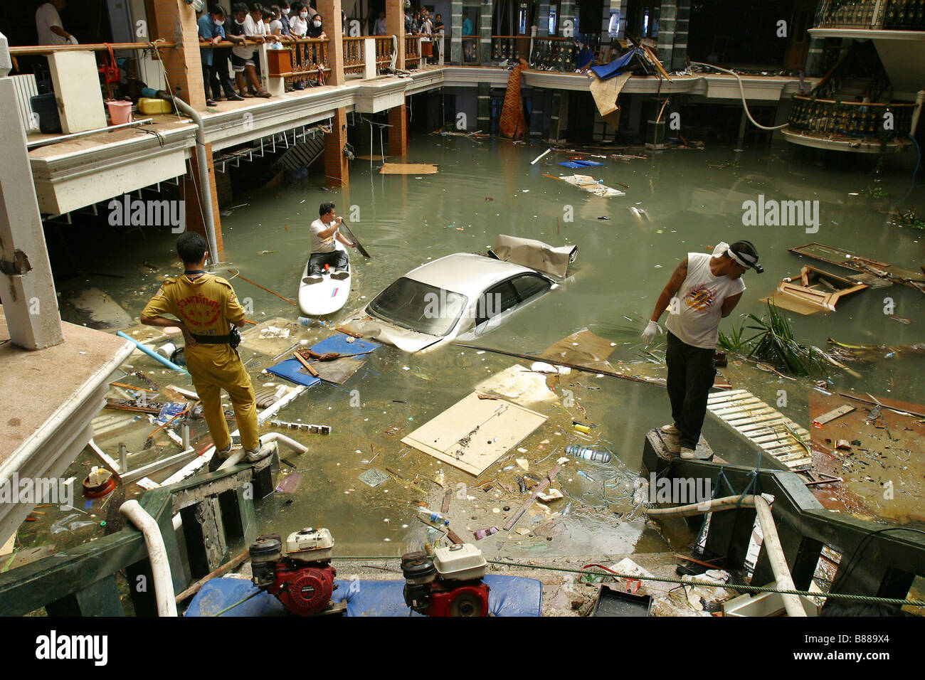 Наводнения 2004 года. Наводнения 2004 года. Цунами 2004 года в индийском океане. Таиланд наводнение 2004. Наводнения 2004 года.