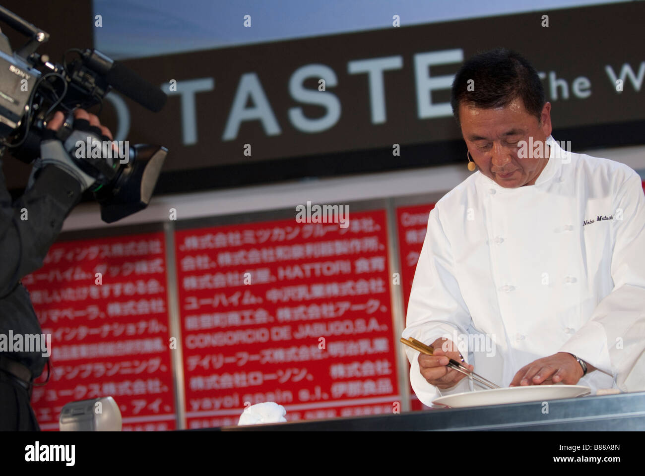 Chef Nobuyuki Matsuhisa gibt einen Vortrag und Demonstration am Tokyo Geschmack: The World Summit of Gastronomie 2009, 9. Februar 2009. Stockfoto