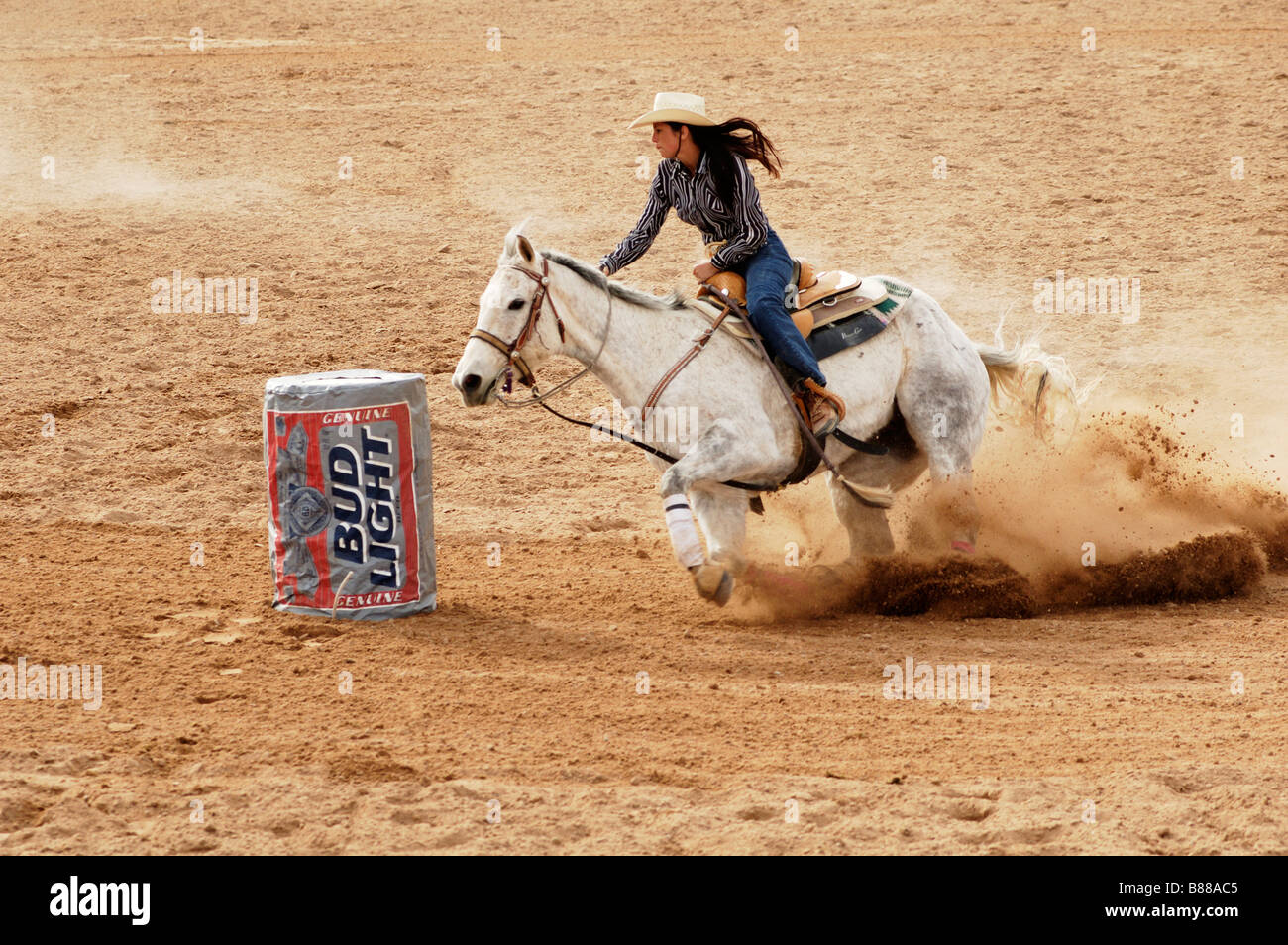 Barrel racing-Action bei einem rodeo Stockfoto