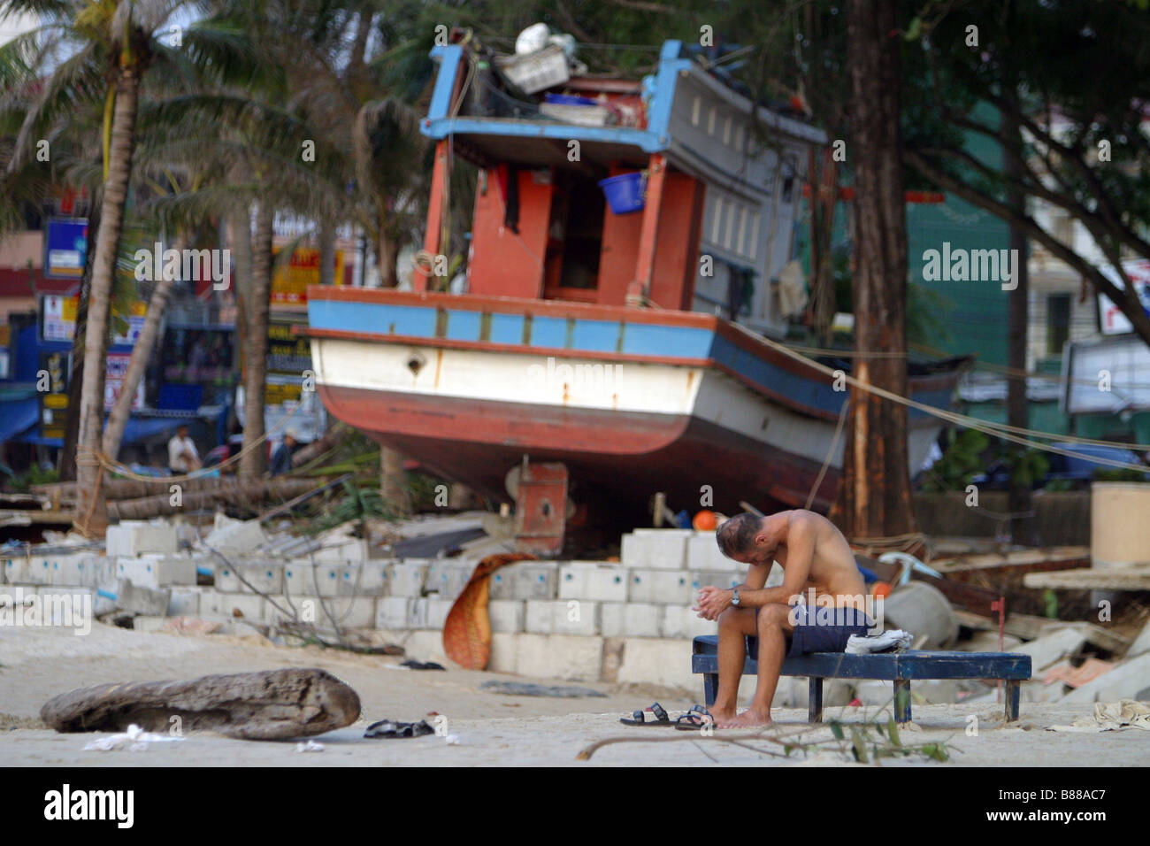 Ein Mann trauert am Patong Beach, Insel Phuket, Thailand am Tag nach dem Tsunami 26. Dezember 2004. Stockfoto