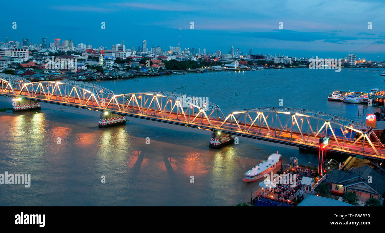 Chao Phraya River Krung Thon-Brücke und die Stadt Skyline, Bangkok, Thailand. Stockfoto