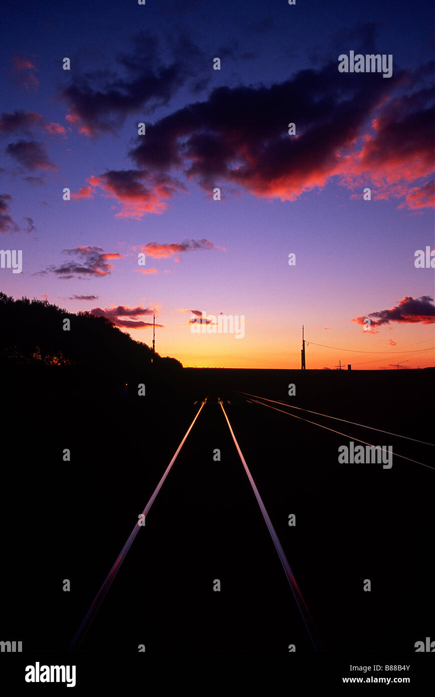 Sonnenuntergang, Blick nach Westen entlang der Southern Pacific Schienen in Benson AZ Stockfoto