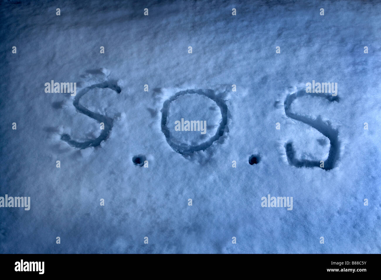 Wörter s.o.s geschrieben im Schnee mit finger Stockfoto