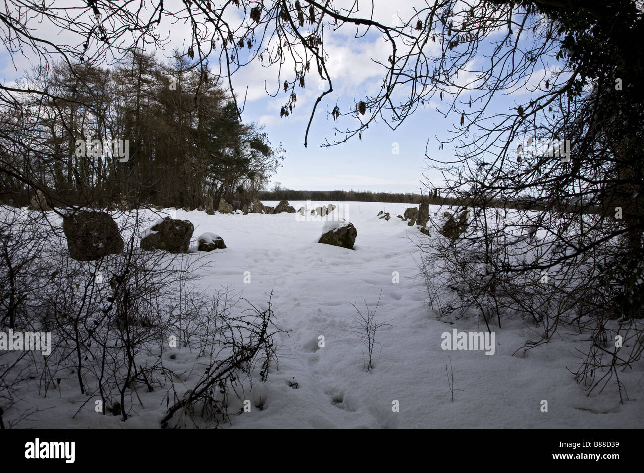 Schneebedeckte Rollright Stones an einem sonnigen Tag Stockfoto