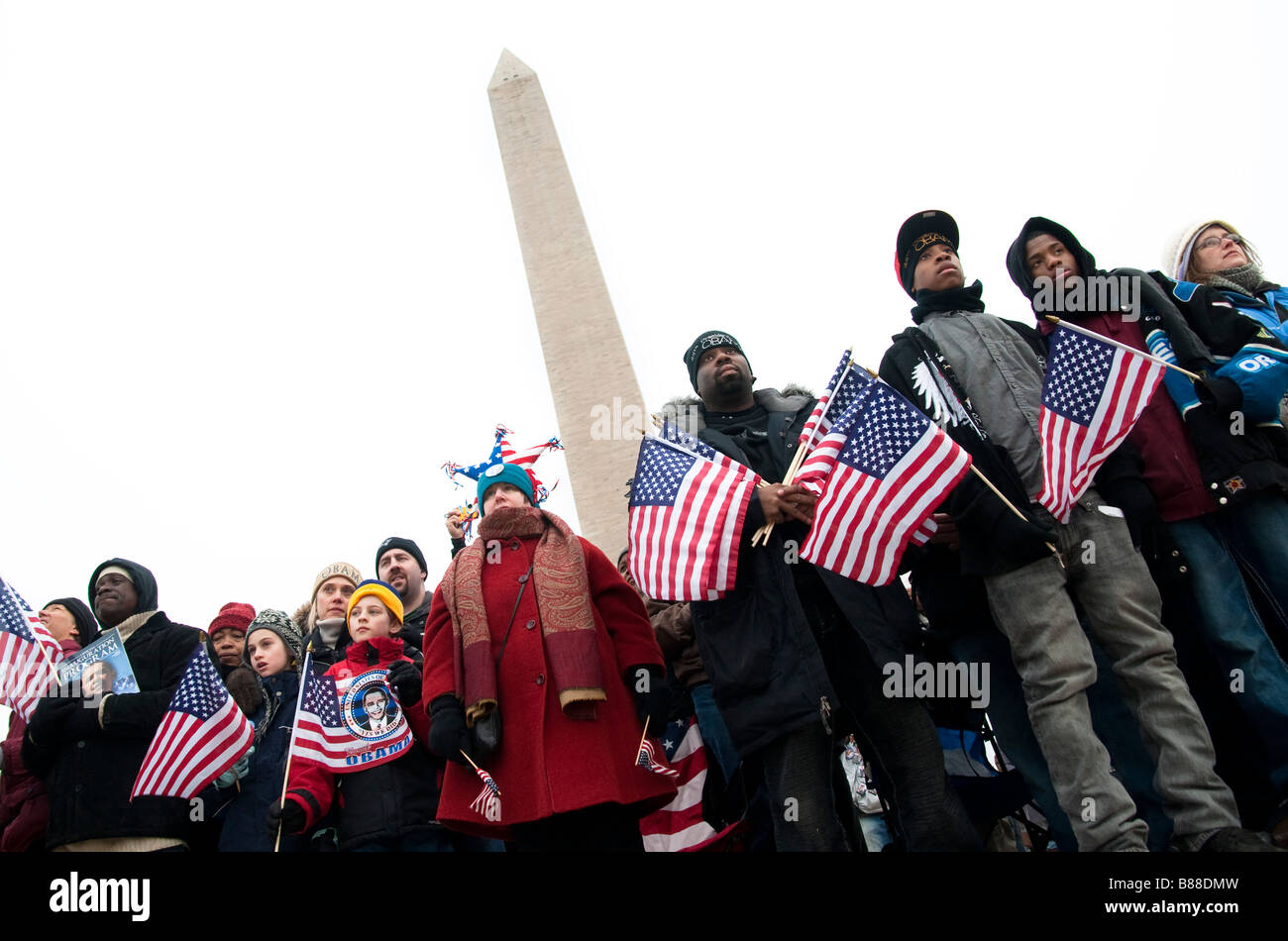 Fahnenschwingen Anhänger in der Nähe von Washington Monument feiern die Amtseinführung von Barack Obama Stockfoto