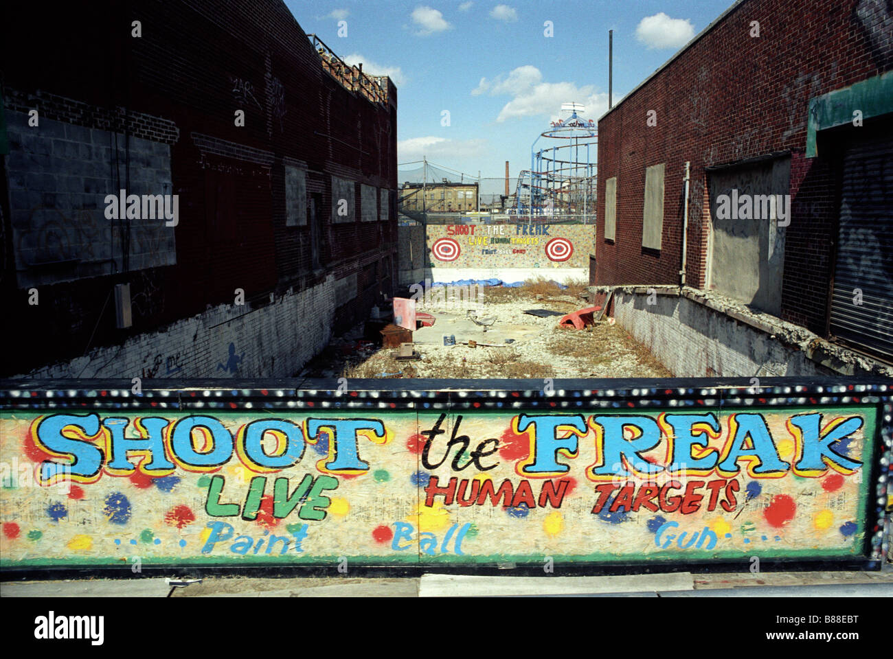 Schießen Sie die Freak Farbe Ballspiel Bestandteil der Vergnügungen befindet sich auf Coney Island Boardwalk im New Yorker Stadtteil Brooklyn. Stockfoto