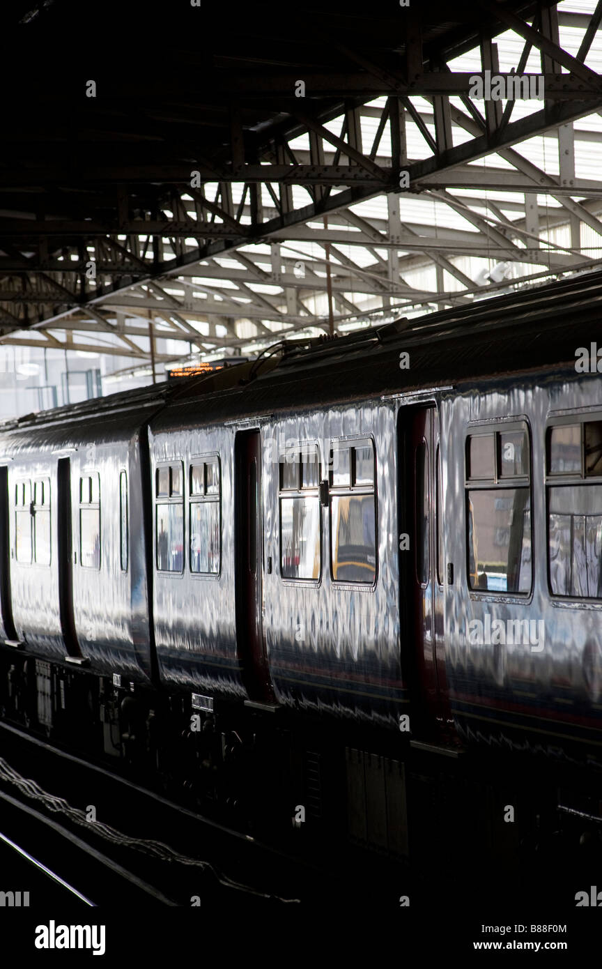 Erste Hauptstadt verbinden Klasse 319 Züge warten in Blackfriars Railway station London England Stockfoto