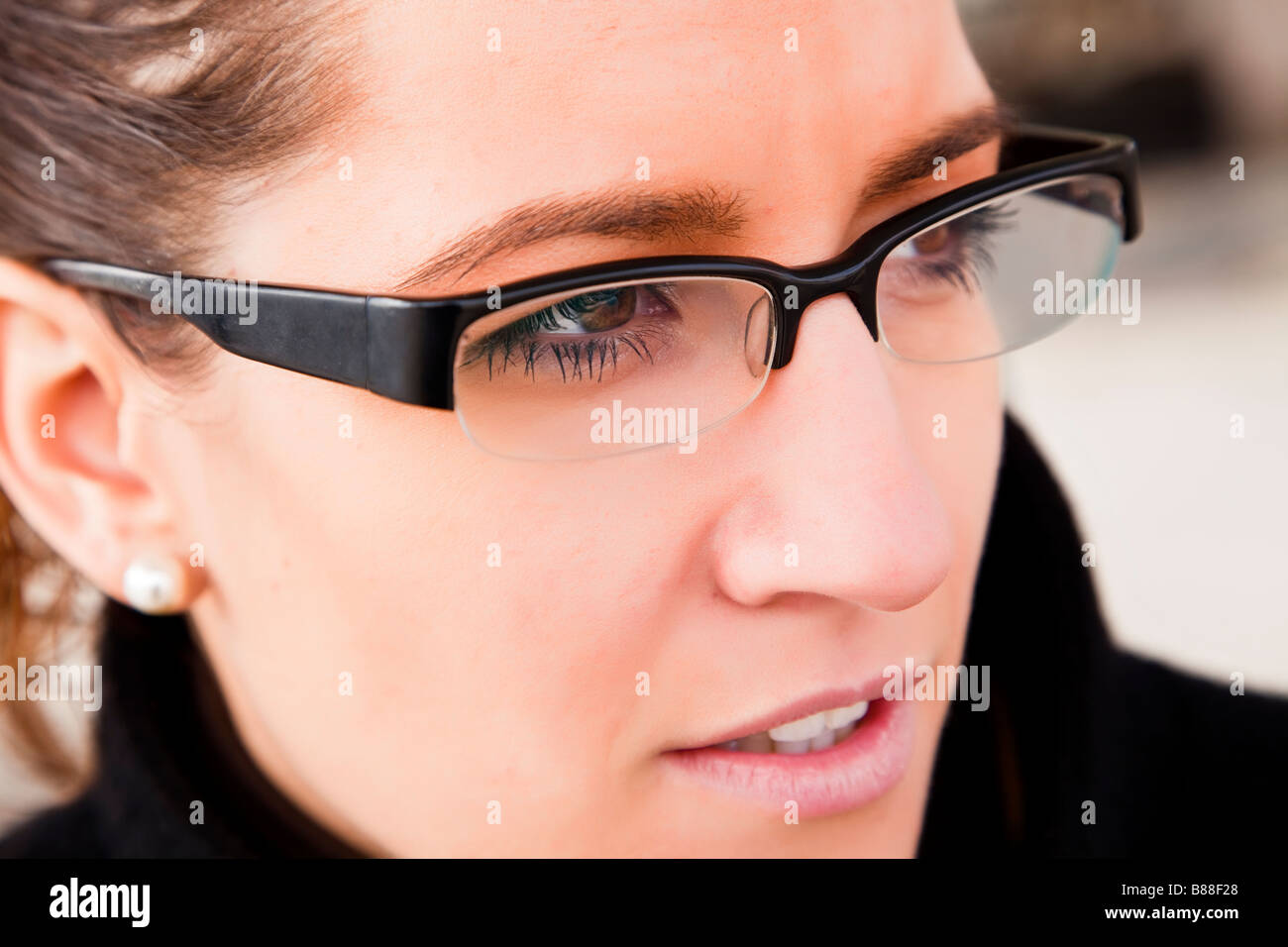 Enge Portrait junge Frau mit Brille Stockfoto