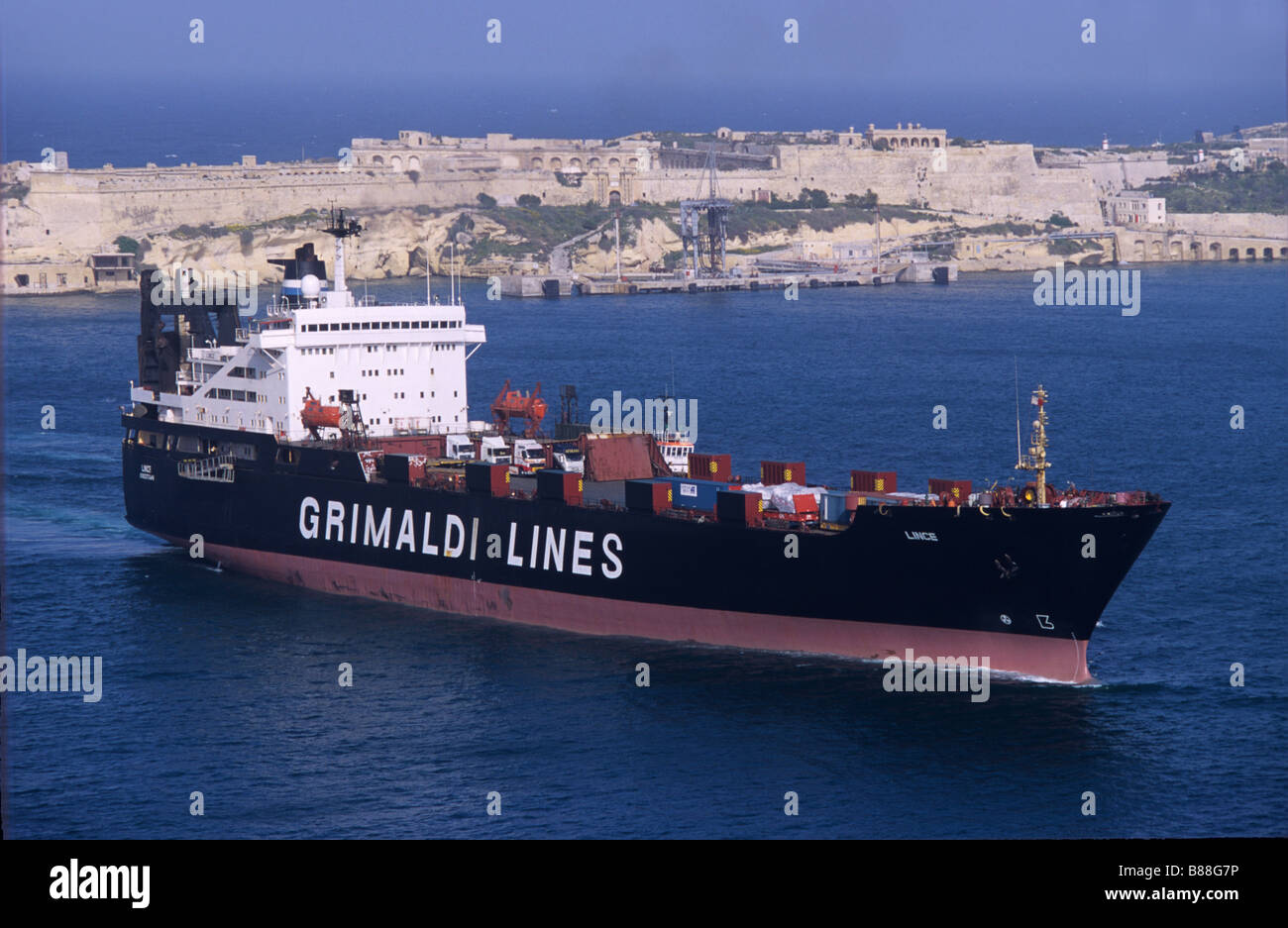 Grimaldi Lines Fracht- oder Containerschiff in den Grand oder großen Hafen oder Hafen von Valletta, Malta Stockfoto