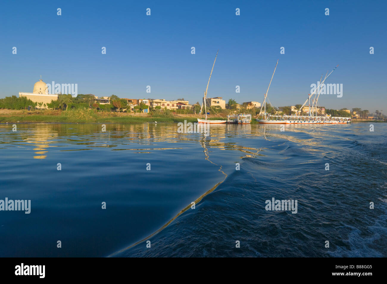 Traditionelle Segelboote oder Feluken am Westufer des Nils in der Nähe von Luxor am frühen Morgen Oberägypten Nahost Stockfoto