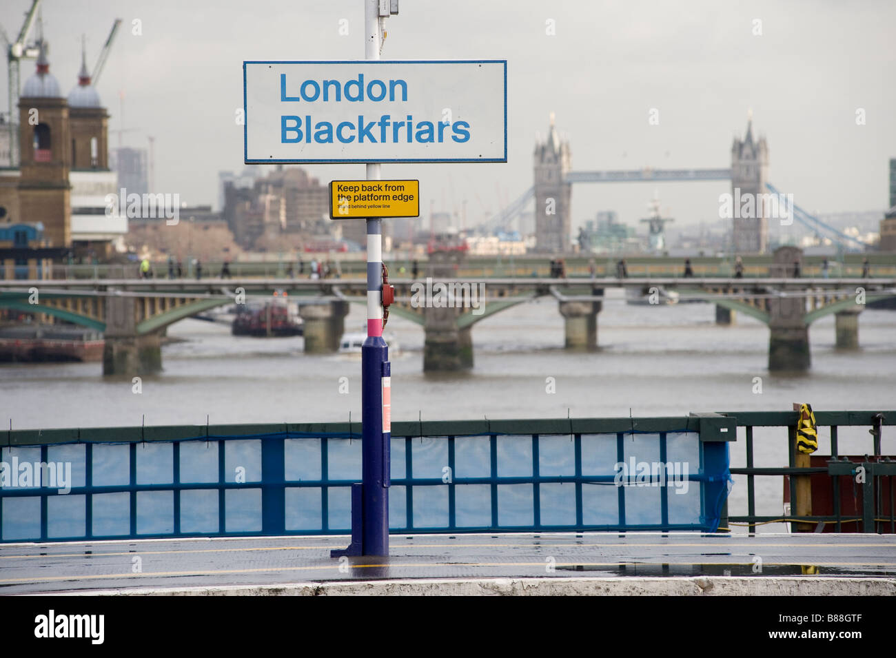 Melden Sie auf dem Bahnsteig der Station Blackfriars Station London England Stockfoto