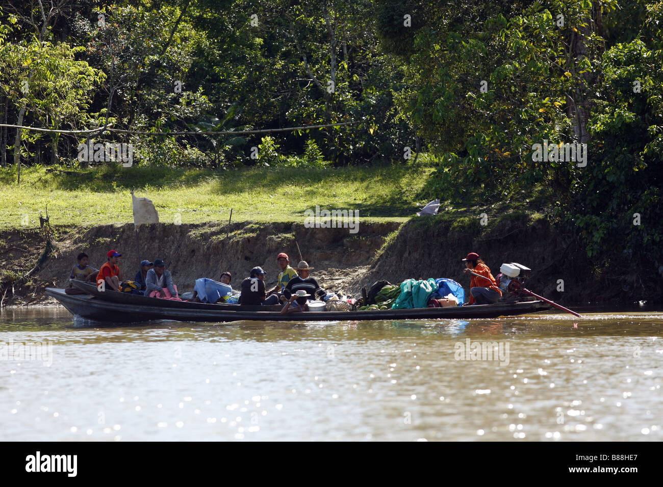 Kanu-Transport im peruanischen Amazonasgebiet in der Nähe von Iquitos Stockfoto