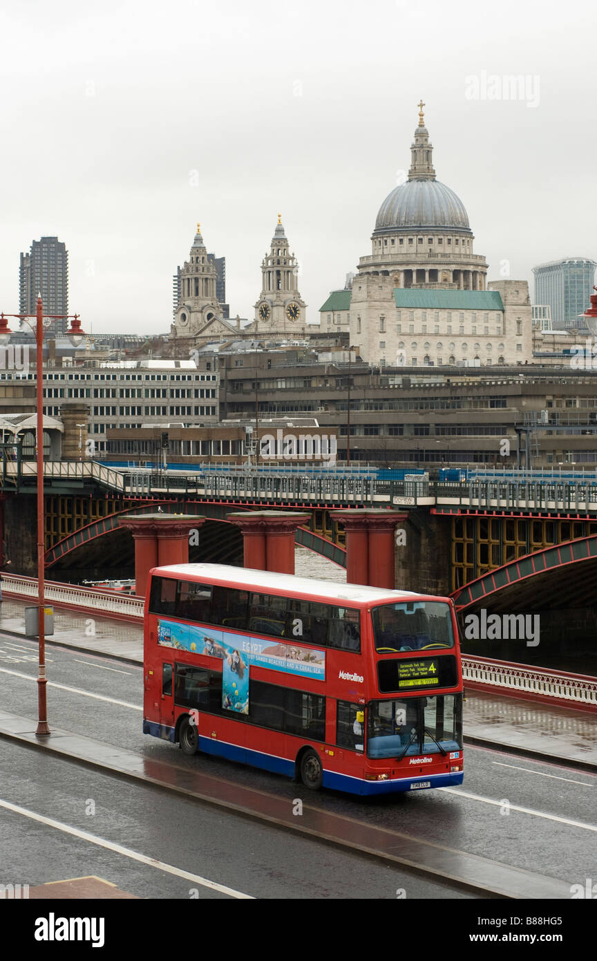 Doppeldecker London Bus über Blackfriars Brücke in der Stadt London, England. Stockfoto