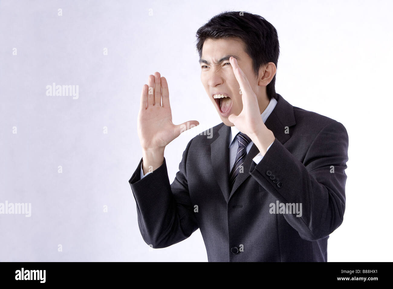 Junger Geschäftsmann, eine Geschrei Geste Seite anzeigen Stockfoto