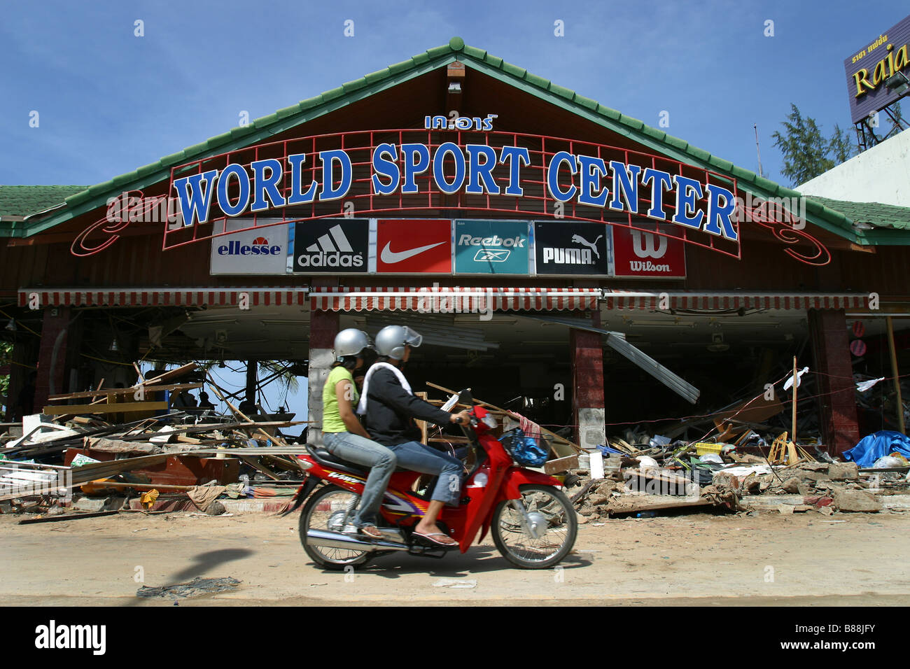 Ein paar Umfragen die Tsunami-Schäden von ihren Scooter, nachdem der Tsunami Patong Beach auf der Insel Phuket, Thailand zerstörte. Stockfoto