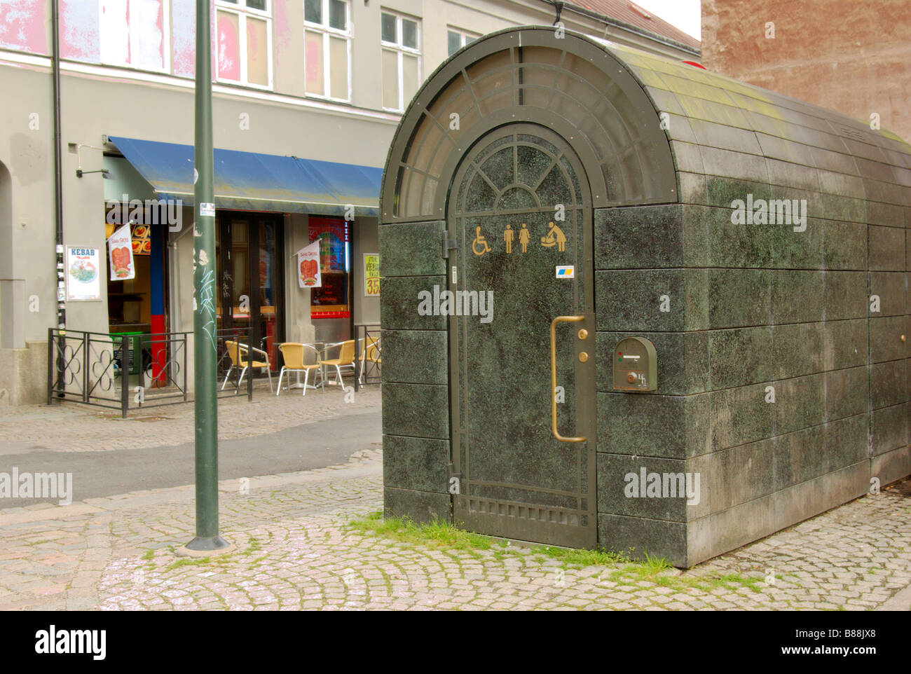 Freistehende öffentliche Toilette, Lund, Schweden Stockfoto