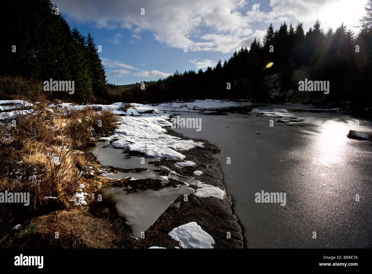 Zugefrorenen Fluss aus Clatteringshaw Loch Galloway Waldpark Dumfries und Galloway-Schottland Stockfoto