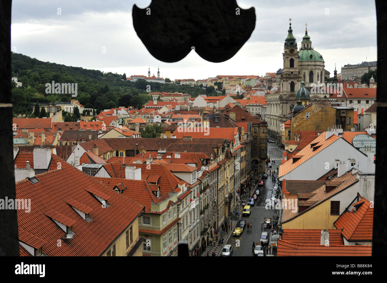 St.-Nikolaus-Kirche und Bridge Street in kleinen Viertel von Prag Stockfoto