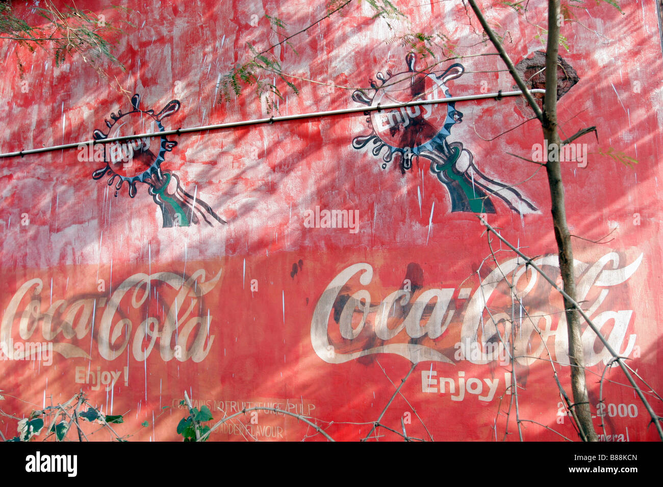 Ein Ausbleichen Coca-Cola (Coke) Logo Wandmalerei an einer Wand in Plachimada in Kerala in Indien Stockfoto