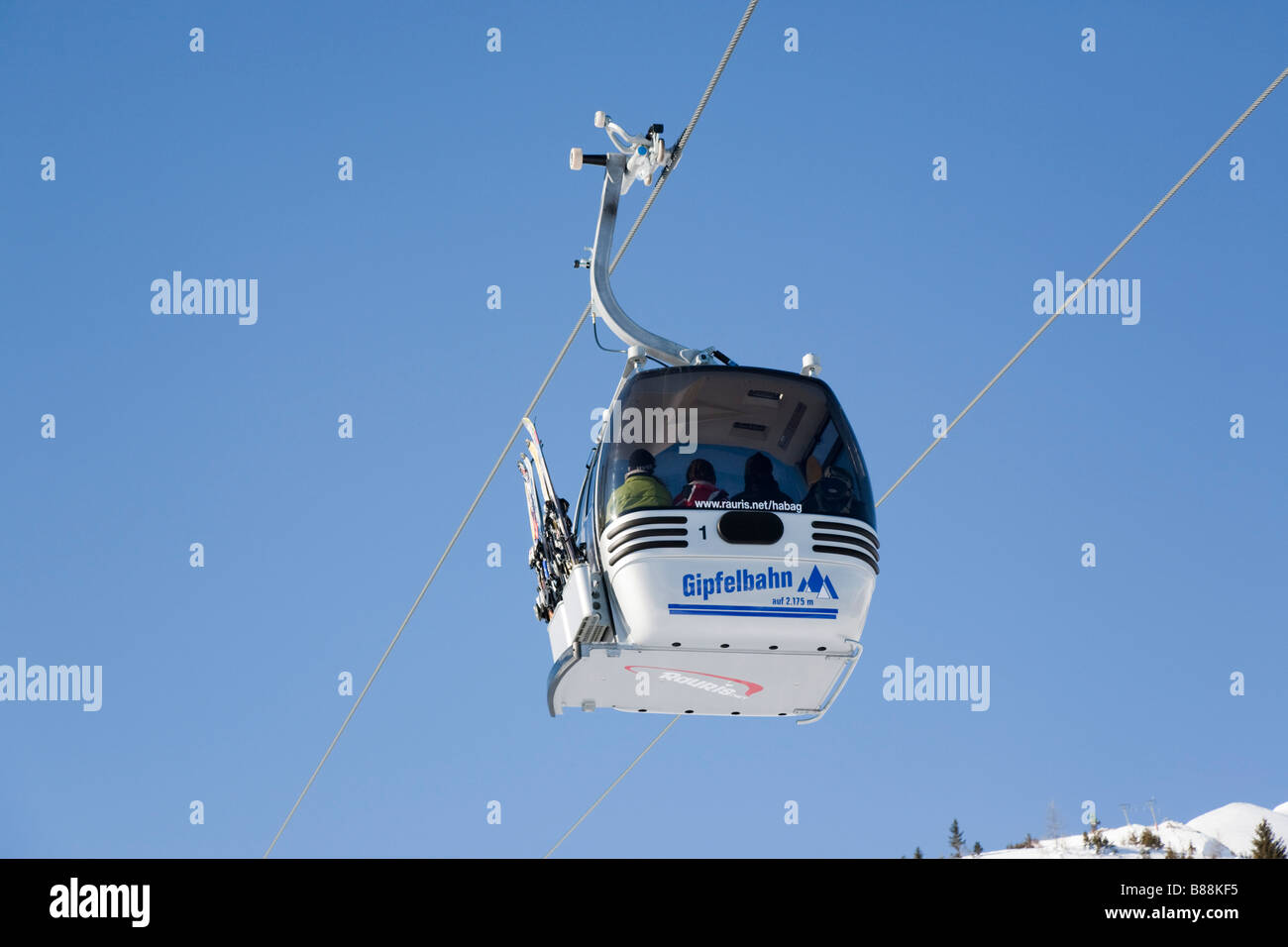 Die Rauriser Hochalmbahnen Skifahrer Gondel gegen den blauen Himmel. Rauris Österreich Europa. Stockfoto