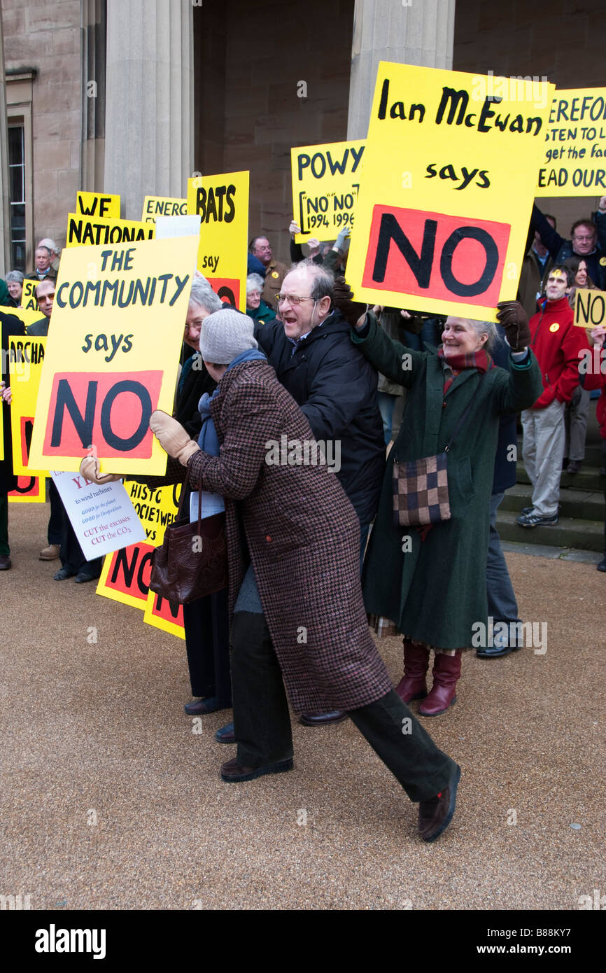 Der lokale Labour-Aktivist Bob Clay versucht, Demonstranten, die in Hereford gegen das Windfarm-Projekt Reeves Hill protestieren, zu schimpfen Stockfoto