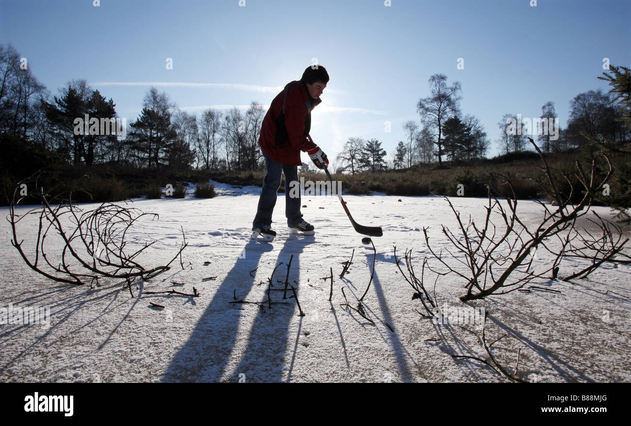 Eishockey in gefrorenen Surrey Stockfoto