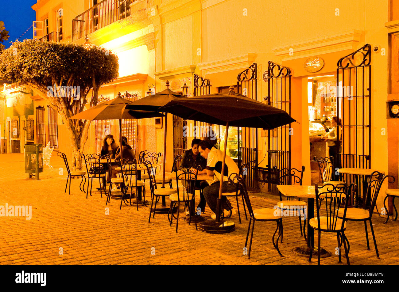 Straßencafé in der Nähe von Plaza Machado in Altstadt Mazatlan, Sinaloa, Mexiko Stockfoto