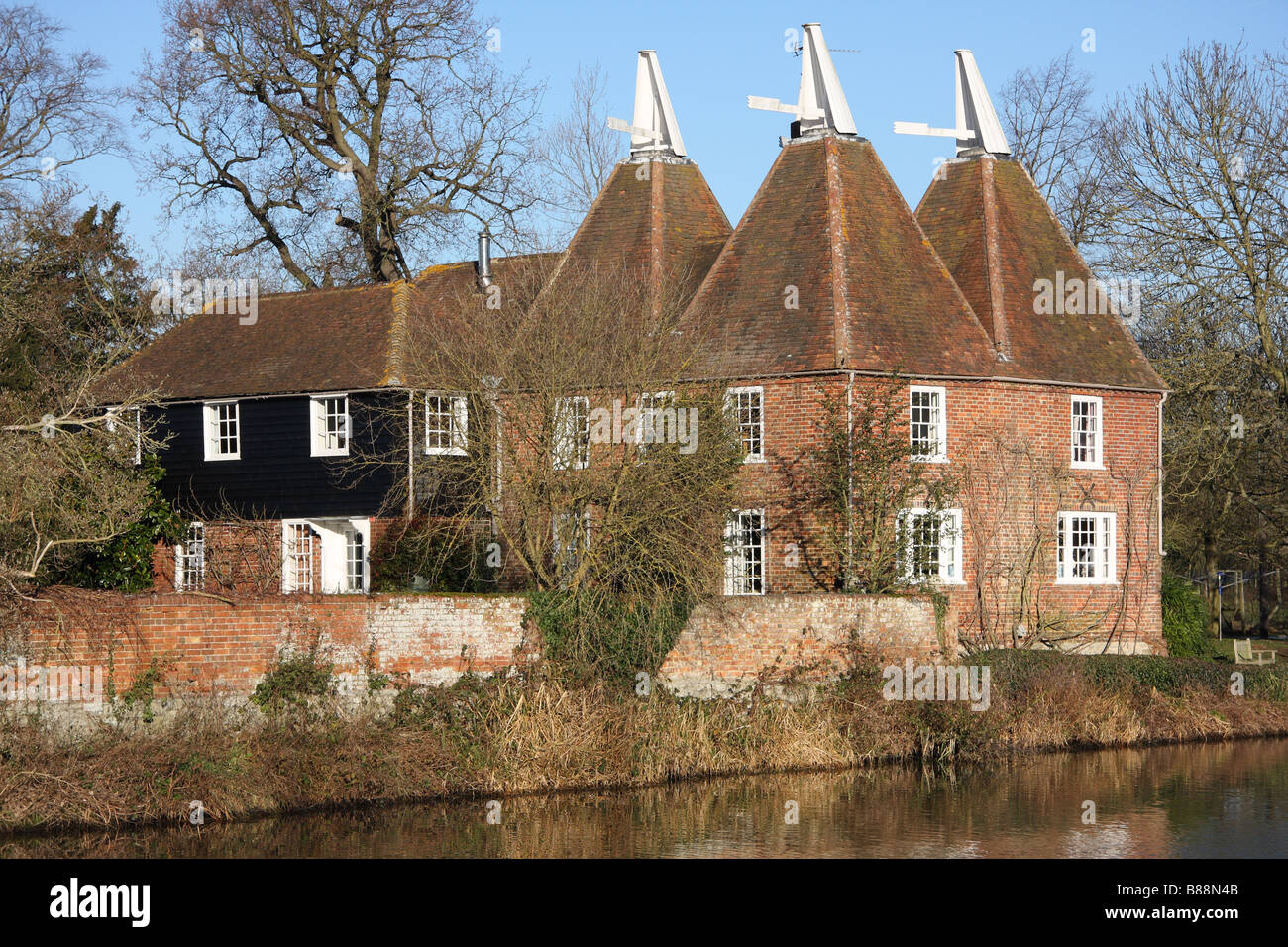 Oast House Fluss Bäume Wald Medway Flusstal Wandern Fluss Medway Yalding Kent uk Stockfoto