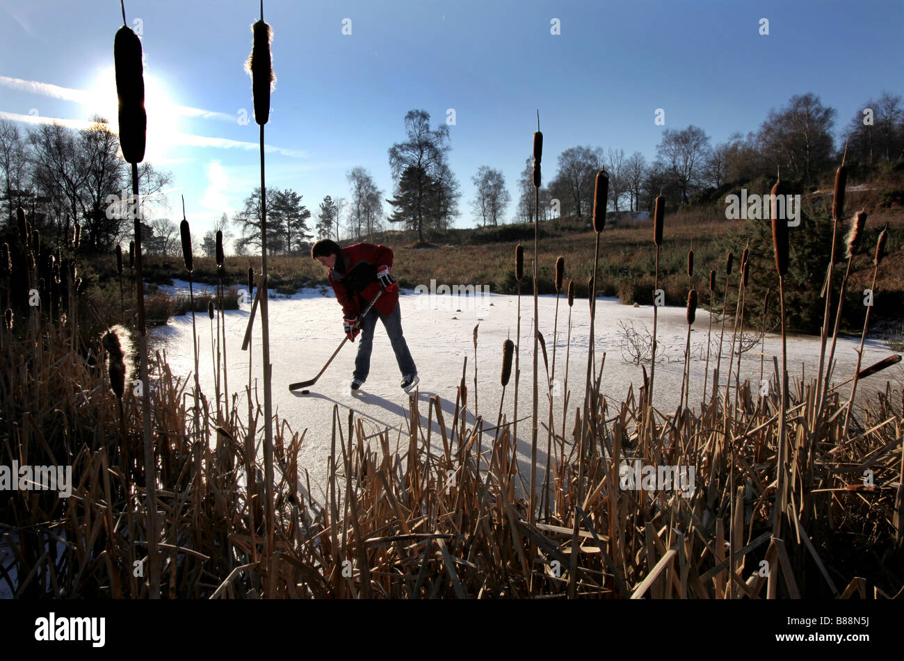 Eishockey in gefrorenen Surrey Stockfoto