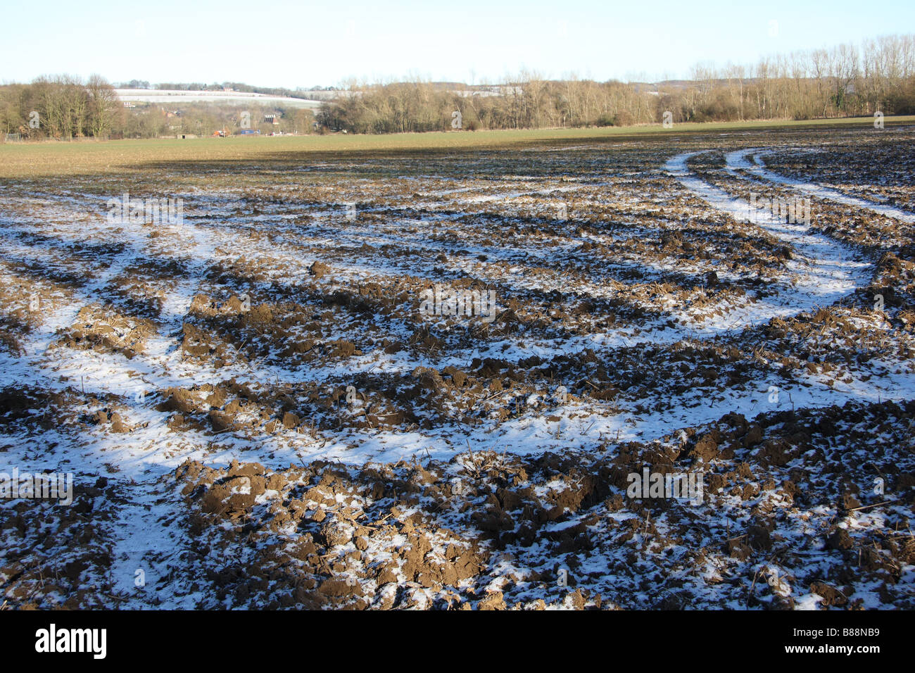 Eis Schnee Feld Ernte Winter Szene kalt Muster Ackerschlepper Spuren rut Yalding Kent uk Stockfoto