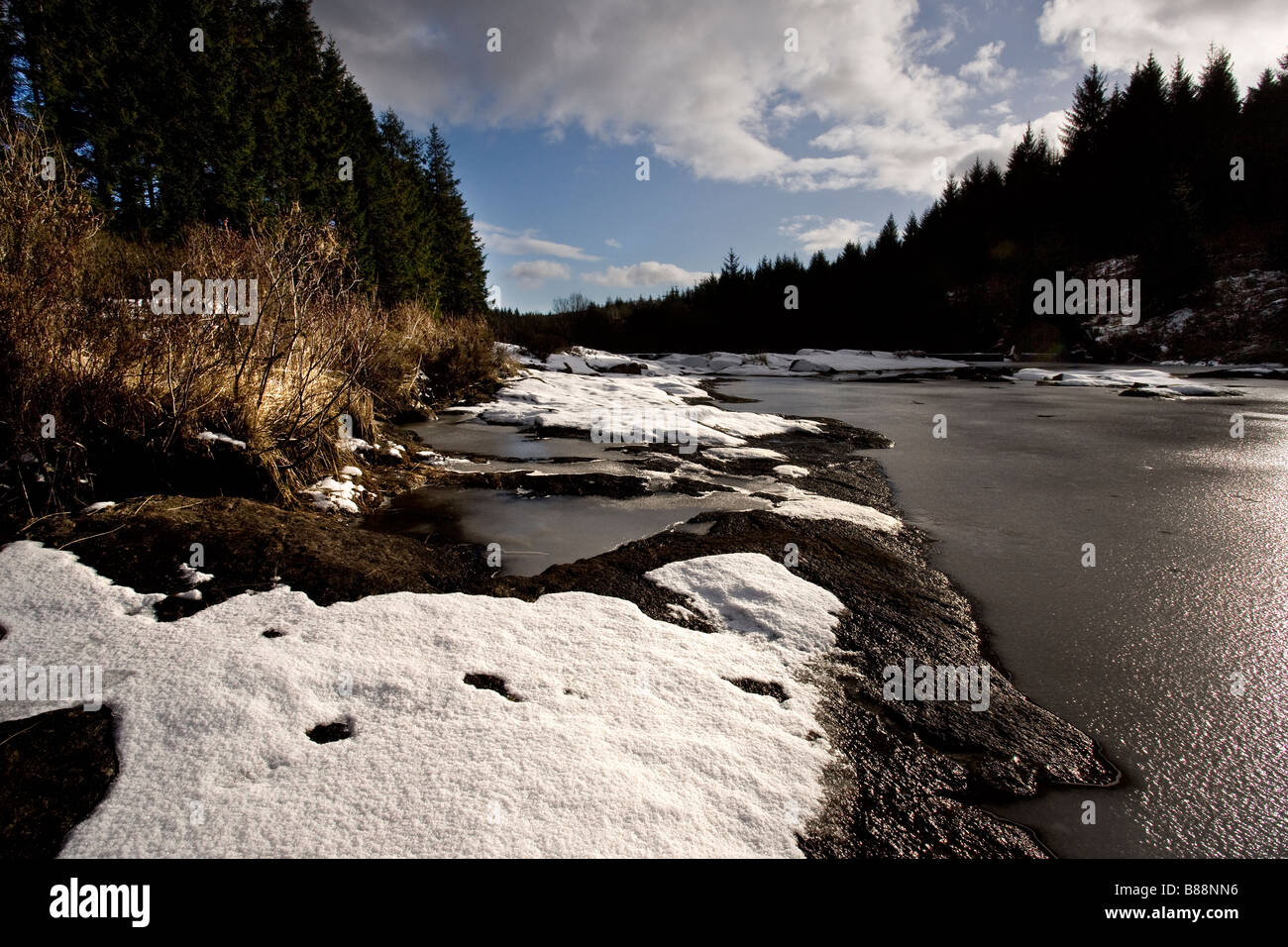 Zugefrorenen Fluss aus Clatteringshaw Loch Galloway Waldpark Dumfries und Galloway-Schottland Stockfoto