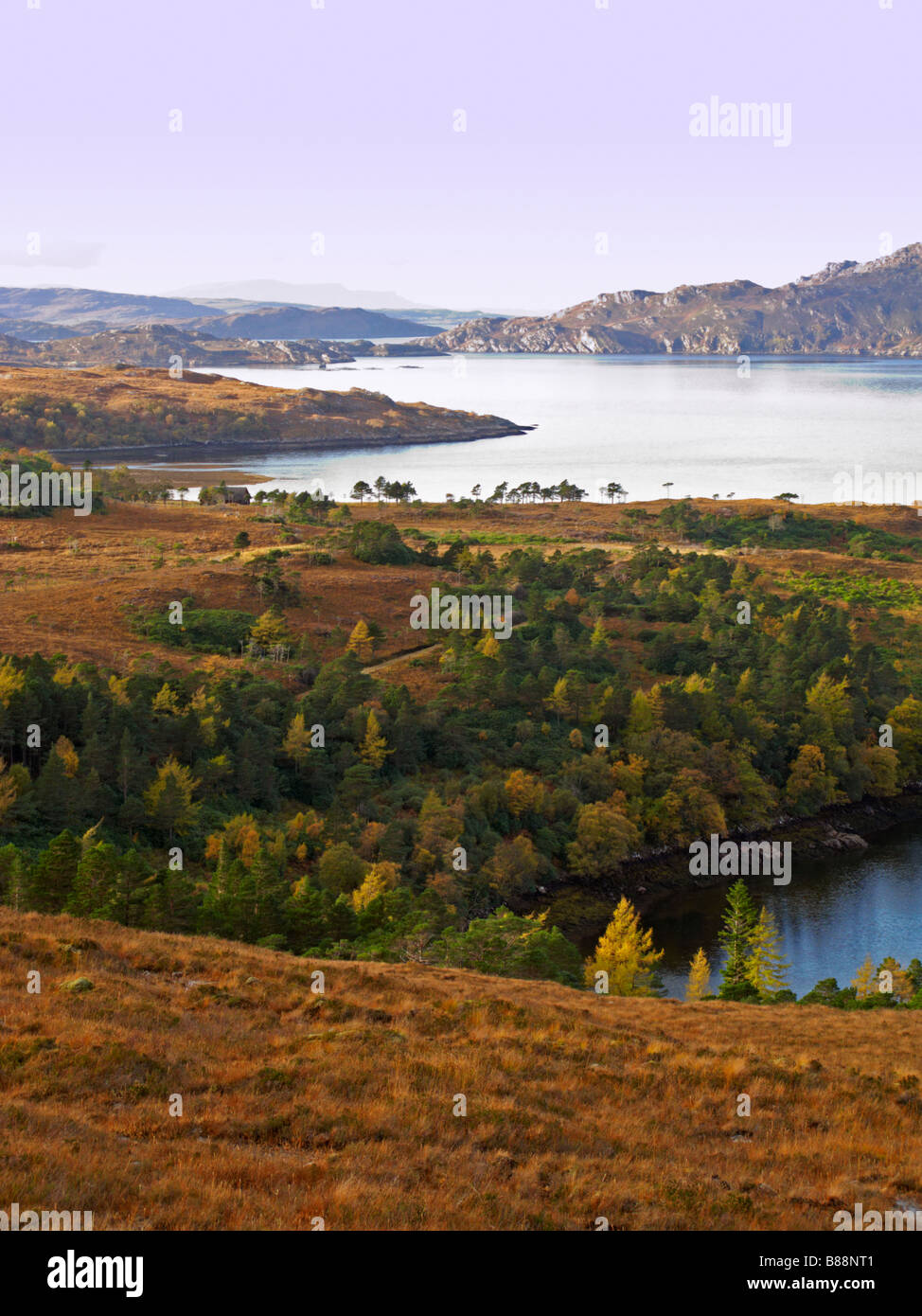 Blick nach Westen aus der Sicht auf die A896 Straße zwischen Shieldaig und Torridon, Highland, Schottland Stockfoto