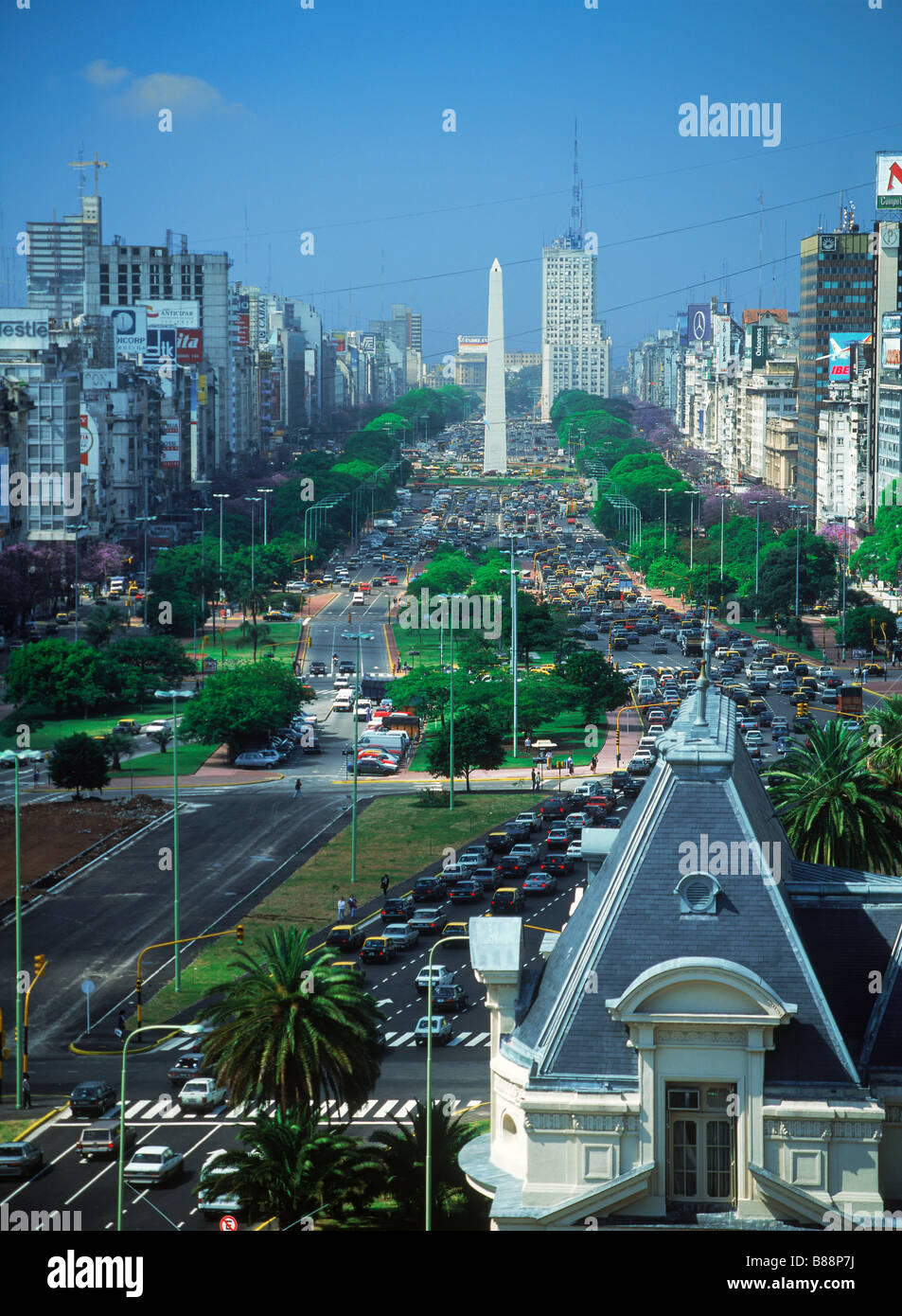 Übersicht des Verkehrs auf Avenida Nueve de Julio mit Obelisk in Buenos Aires, Argentinien Stockfoto