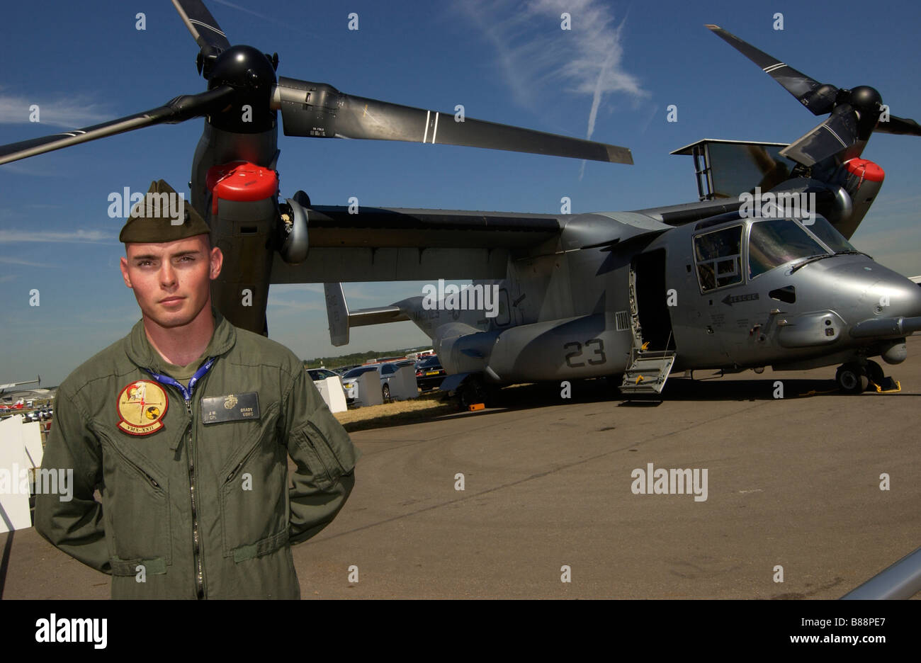 Corporal Brady des USMC schützt die V22 Osprey Heliplane auf der Farnborough International Airshow Stockfoto