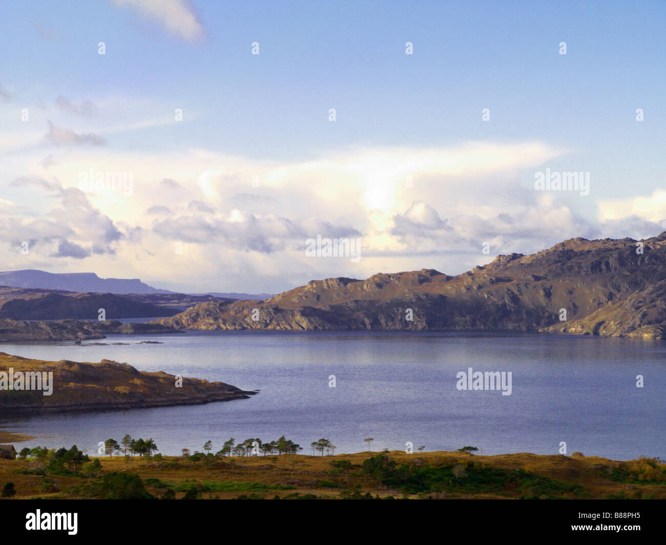 Blick nach Westen aus der Sicht auf die A896 Straße zwischen Shieldaig und Torridon, Highland, Schottland Stockfoto