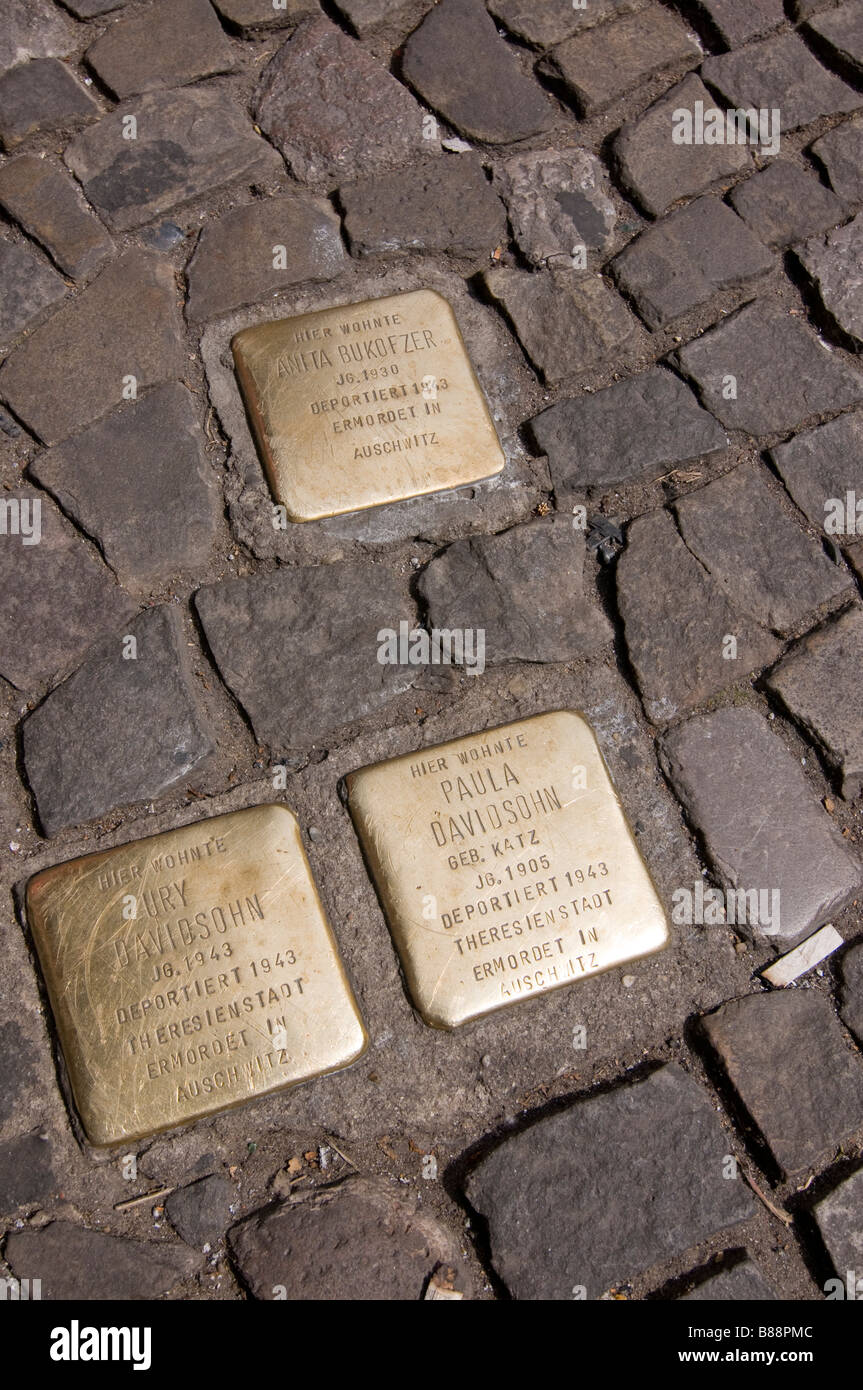 Kopfsteinpflaster vor die berühmten Hackeschen Mark Berlin Deutschland eingraviert sind die Namen der jüdischen Leute, die dort gestorben Stockfoto