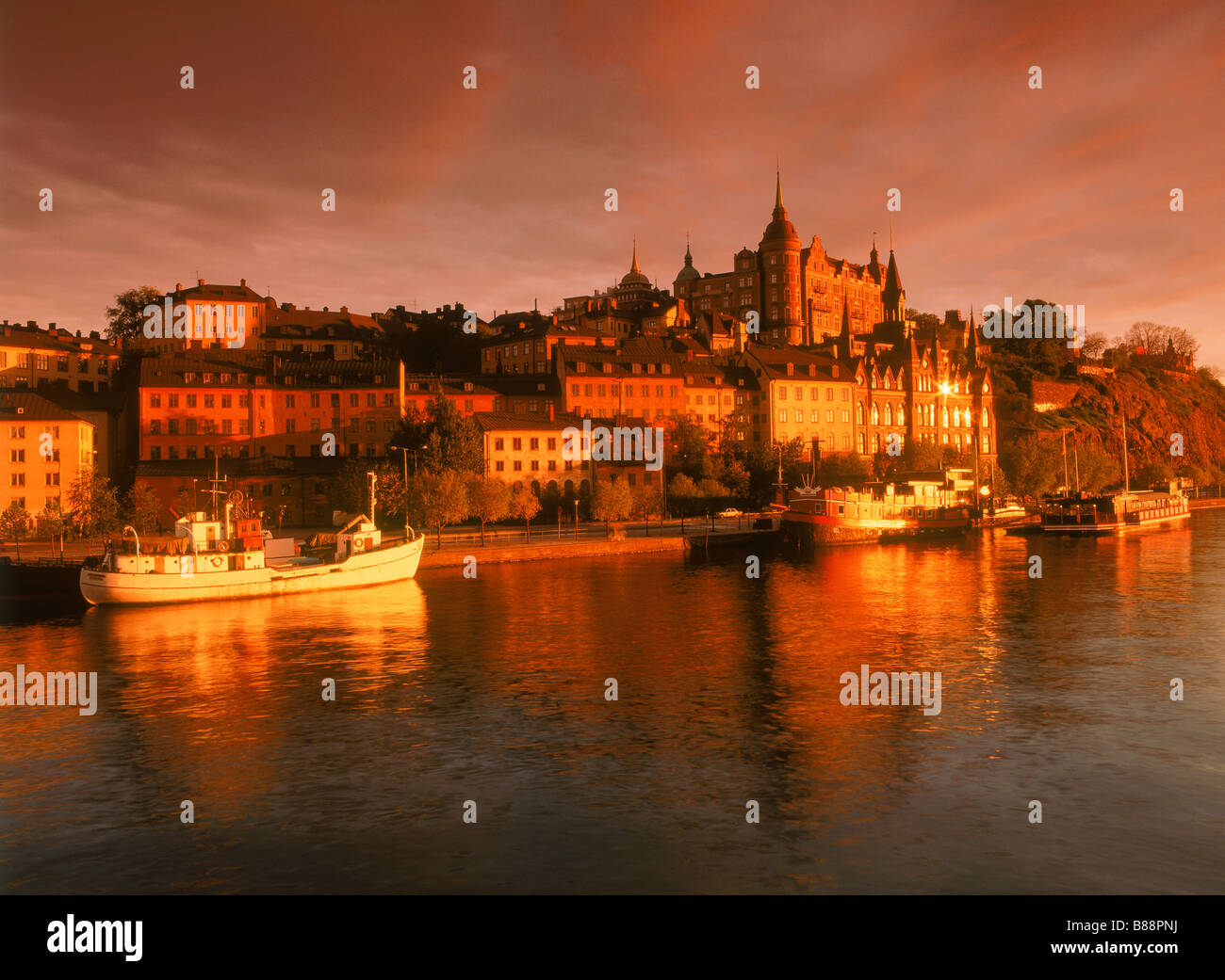 Sonnenuntergang gegen Gebäude aus dem 18. Jahrhundert Sodermalm oder Södermalm am Riddarfjarden in Stockholm Schweden Stockfoto