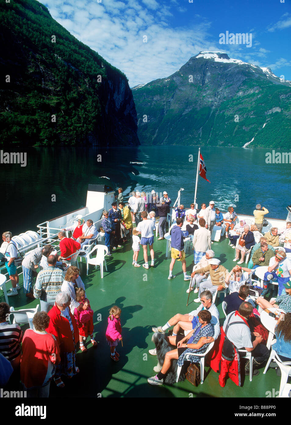 Passagiere an Deck der Auto Fähre während der Stadtrundfahrt durch Geirangerfjord in Norwegen Stockfoto